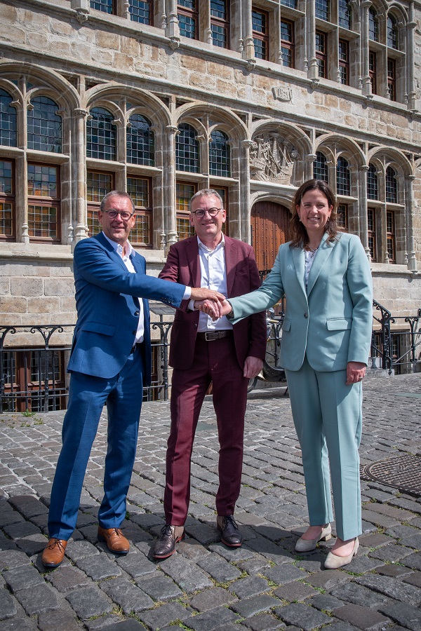 Pascal De Buck (CEO Fluxys), Daan Schalck (CEO North Sea Port) en Helmie Botter (Manager Business Development Hydrogen, Gasunie)